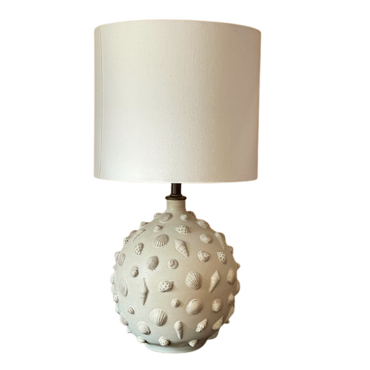 LAMP // ROUND WHITE WITH SHELLS