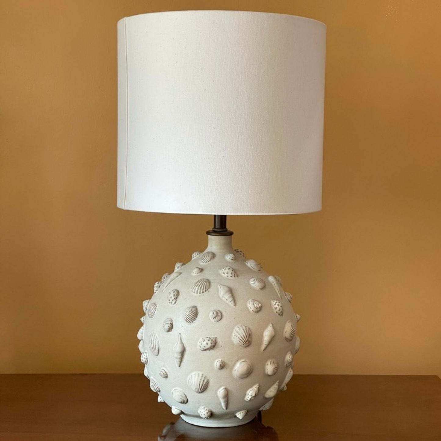 LAMP // ROUND WHITE WITH SHELLS