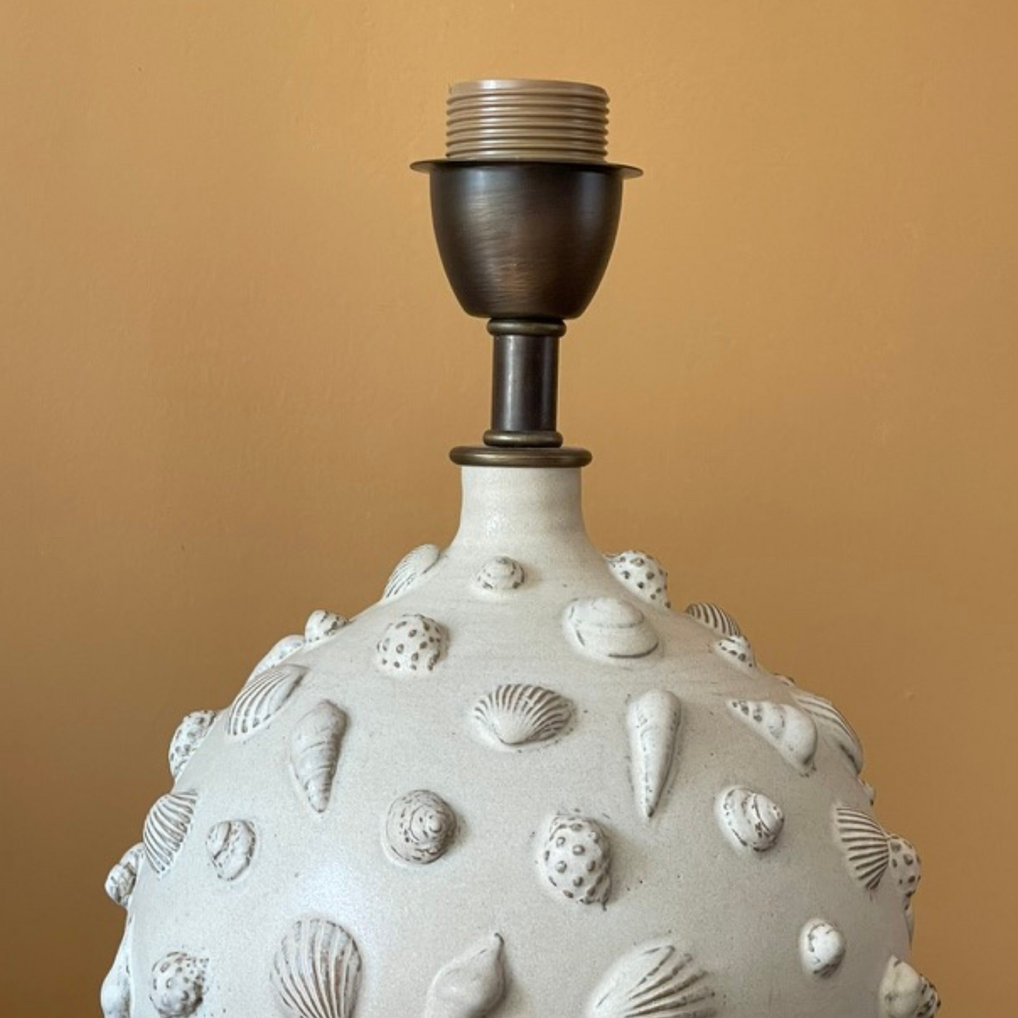 LAMP // ROUND WHITE WITH SHELLS