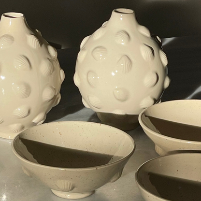 VASE // GLOSSY BEIGE WITH SHELLS