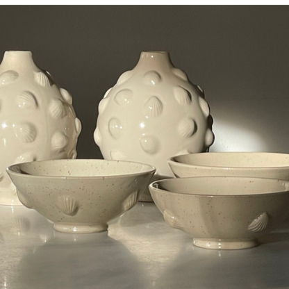 VASE // GLOSSY BEIGE WITH SHELLS