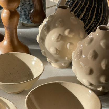 VASE // GLOSSY BEIGE WITH SHELLS