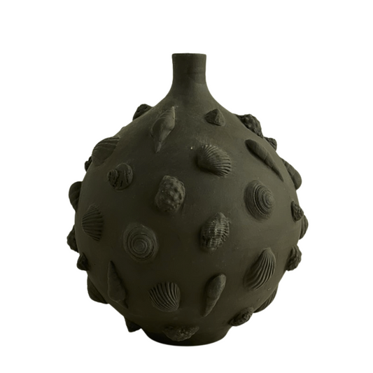 VASE // DARK CACAO WITH SEASHELLS