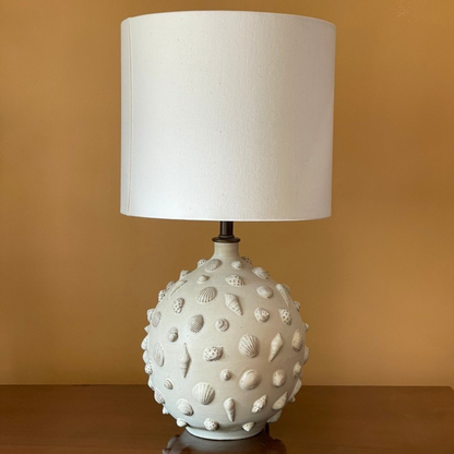 LAMP // ROUND WHITE WITH SHELLS