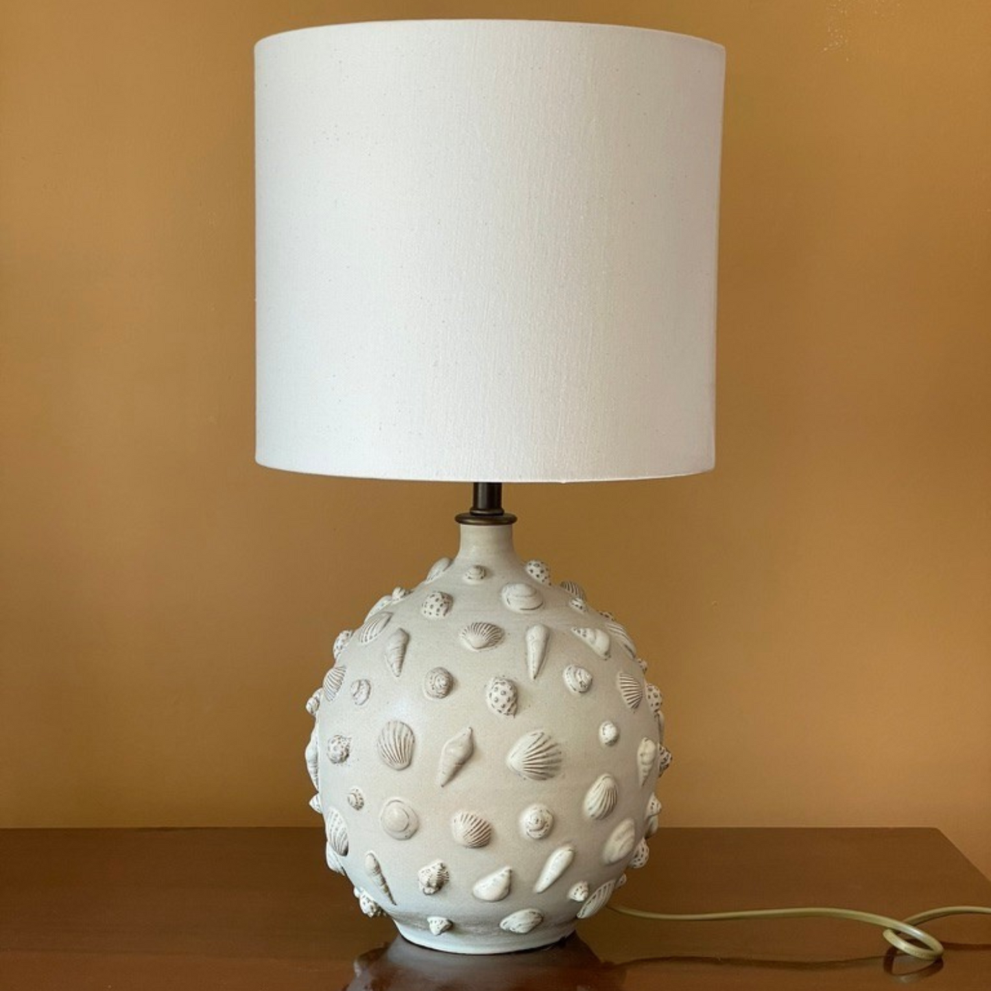 LAMP // ROUND WHITE WITH SHELLS