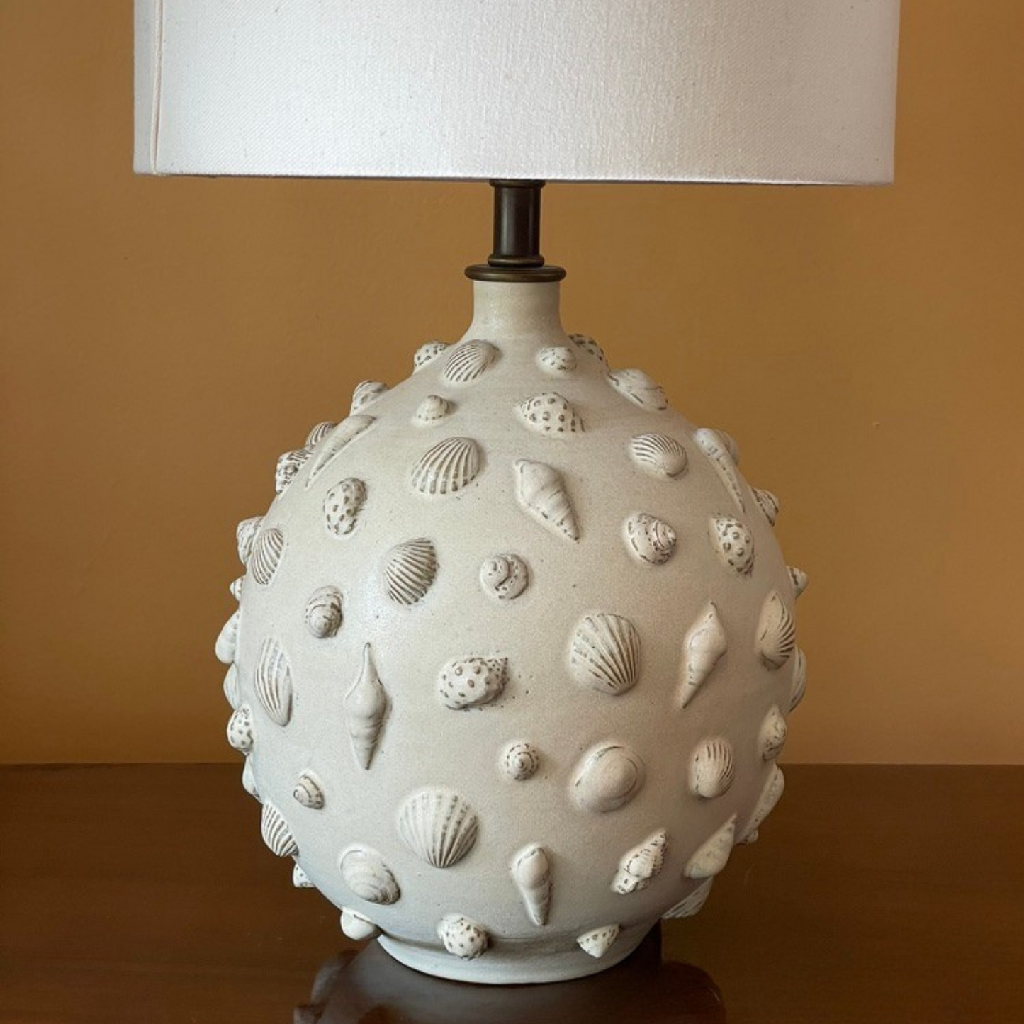 LAMP // ROUND WHITE WITH SHELLS