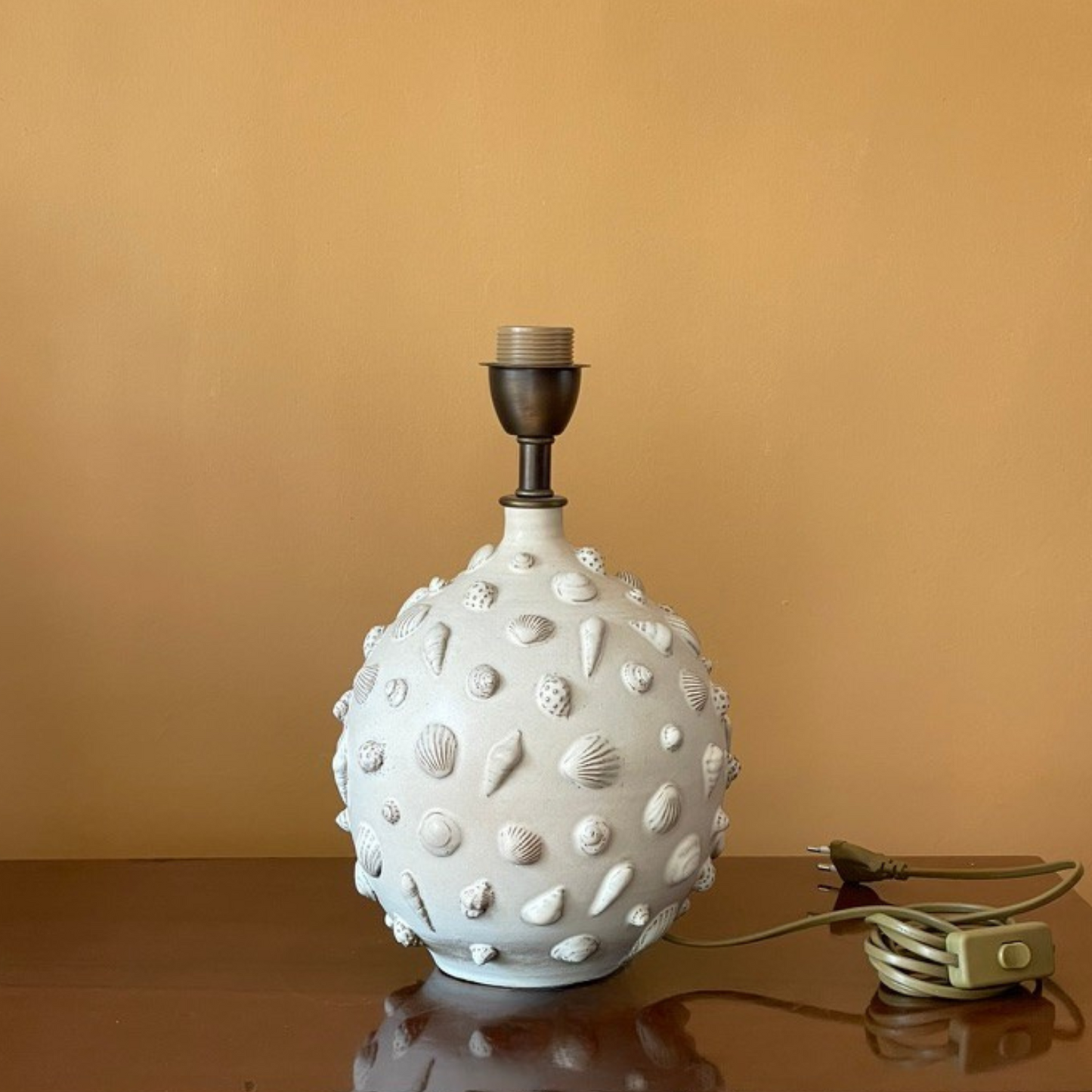 LAMP // ROUND WHITE WITH SHELLS