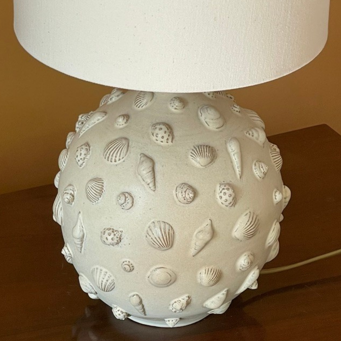 LAMP // ROUND WHITE WITH SHELLS