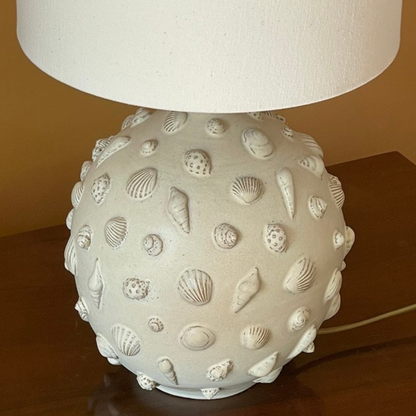 LAMP // ROUND WHITE WITH SHELLS