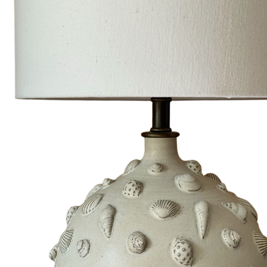 LAMP // ROUND WHITE WITH SHELLS