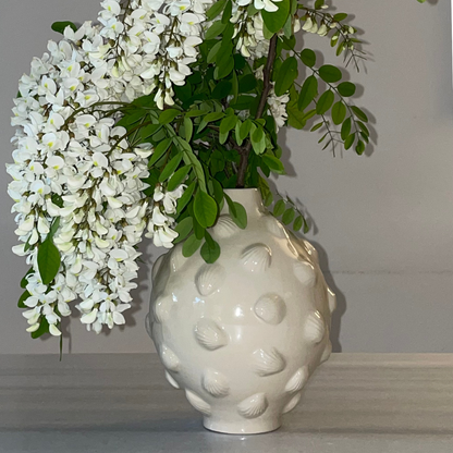 VASE // GLOSSY BEIGE WITH SHELLS