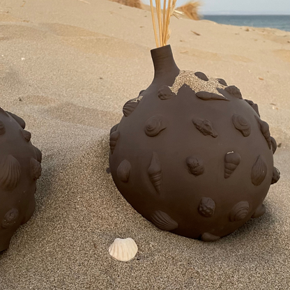 VASE // DARK CACAO WITH SEASHELLS