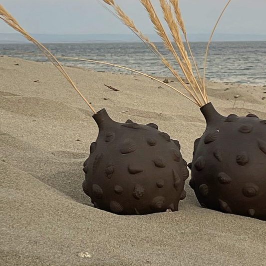VASE // DARK CACAO WITH SEASHELLS