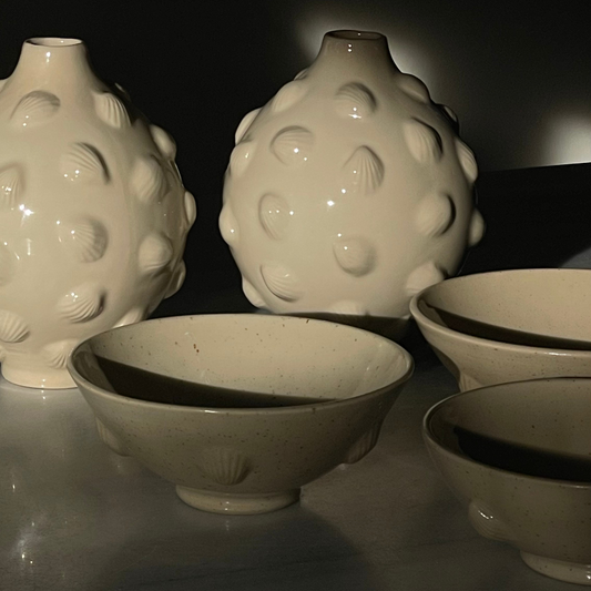 VASE // GLOSSY BEIGE WITH SHELLS